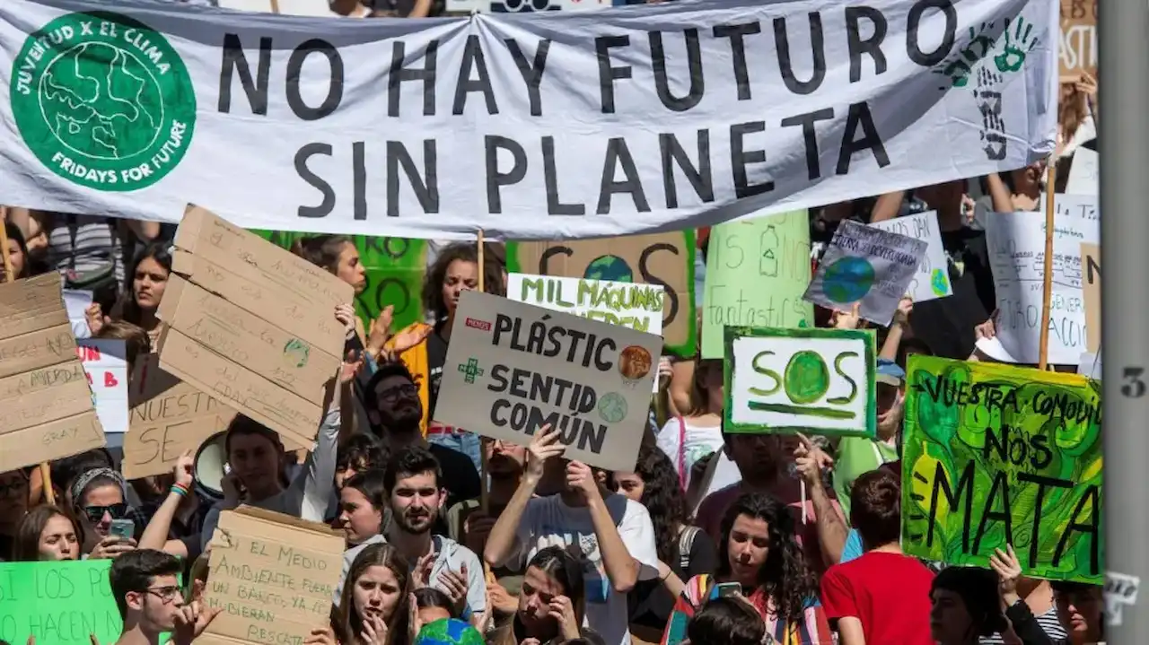 Jóvenes ecologises revindican sus demandas para la nueva Ley de Juventud. Manifestación / Foto: JuventudXClima