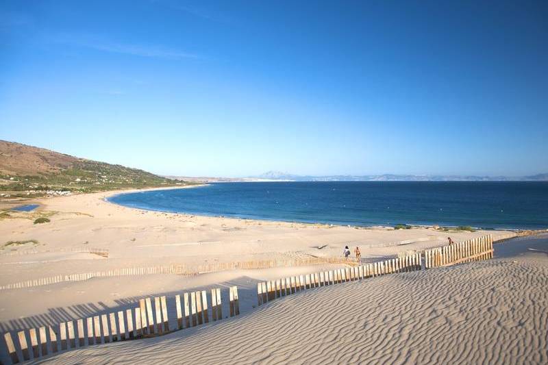 Las dunas rodean la playa de Valdevaqueros / Fotolia